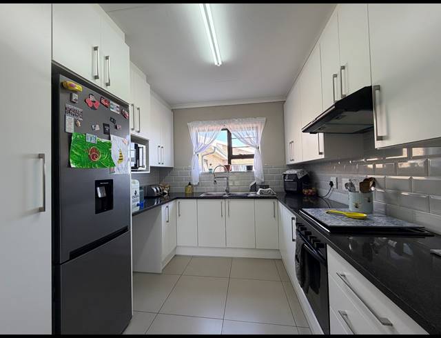 3 BEDROOM TOWNHOUSE FOR SALE IN JEFFREYS BAY CENTRAL